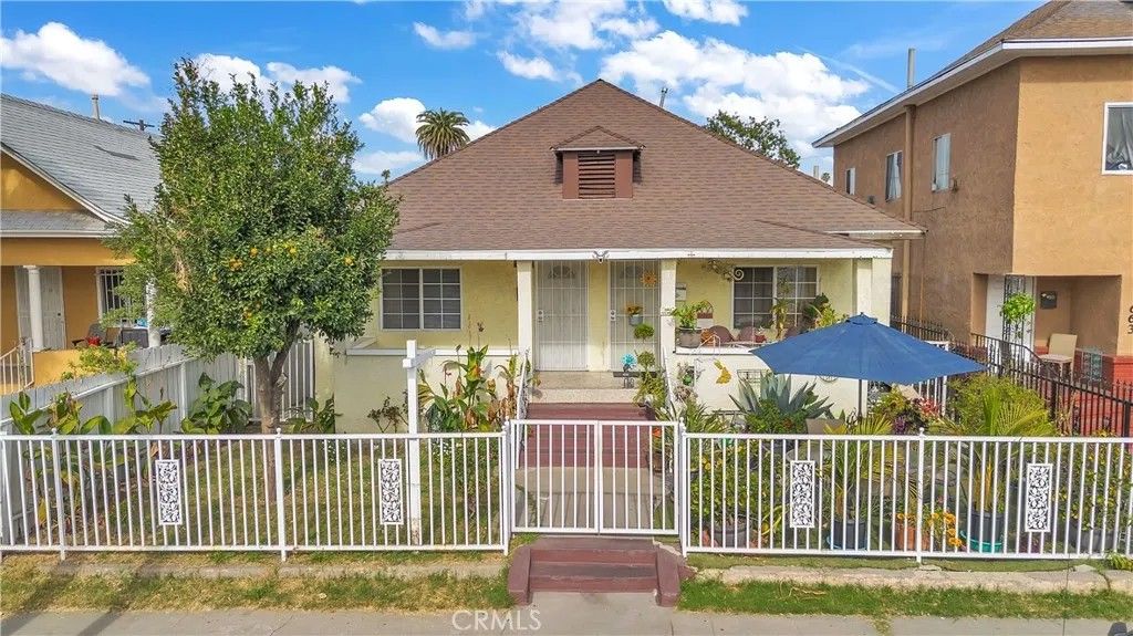 Photo of 657 E 53rd St, Los Angeles, CA 90011 (MLS # DW26015706)