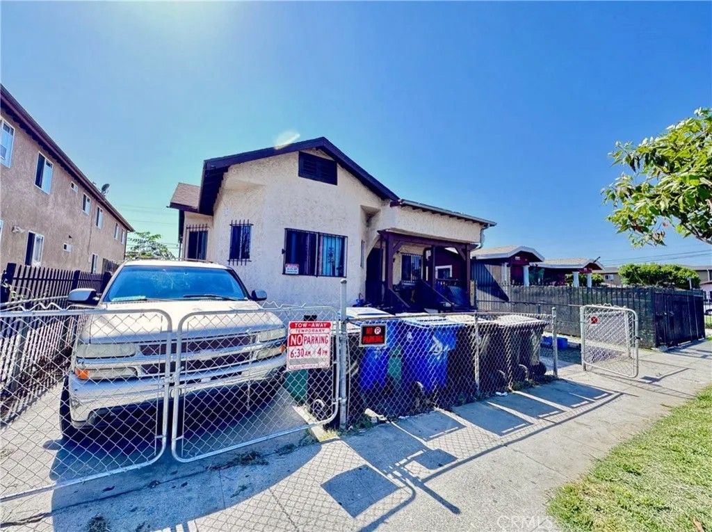 Photo of 7011 Bonsallo Ave, Los Angeles, CA 90044 (MLS # IV25234970)
