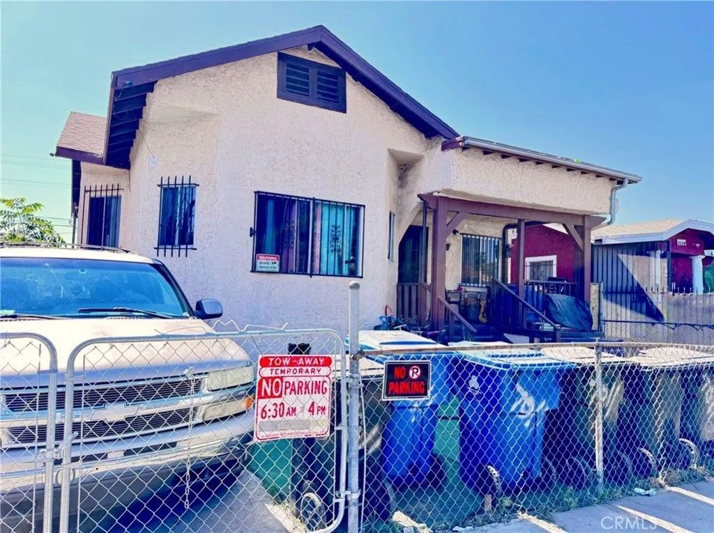 Photo of 7011 Bonsallo Ave, Los Angeles, CA 90044 (MLS # IV25234970)