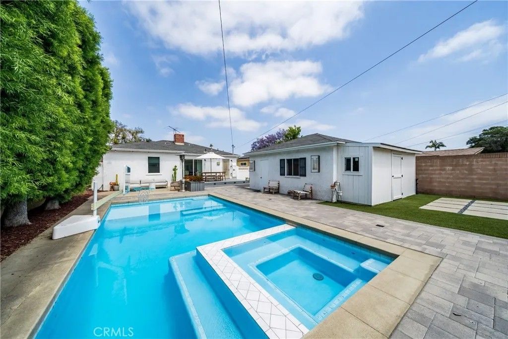 Photo of 1006 E Ridgewood St, Long Beach, CA 90807 (MLS # OC26098532)