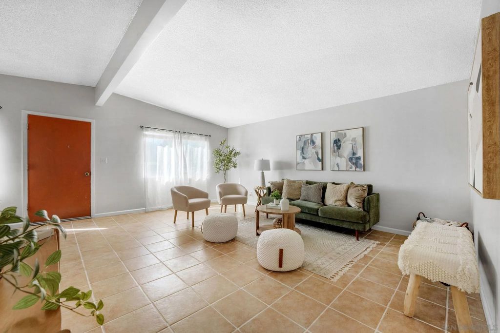 Photo of 431 Del Mar Ct, Chula Vista, CA 91910 (MLS # 250045055)