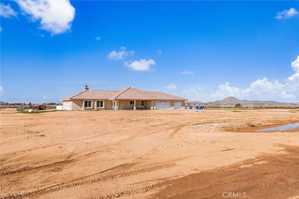 Photo of 15088 Mesquite Road, Apple Valley, CA 92307 (MLS # SR26012882)