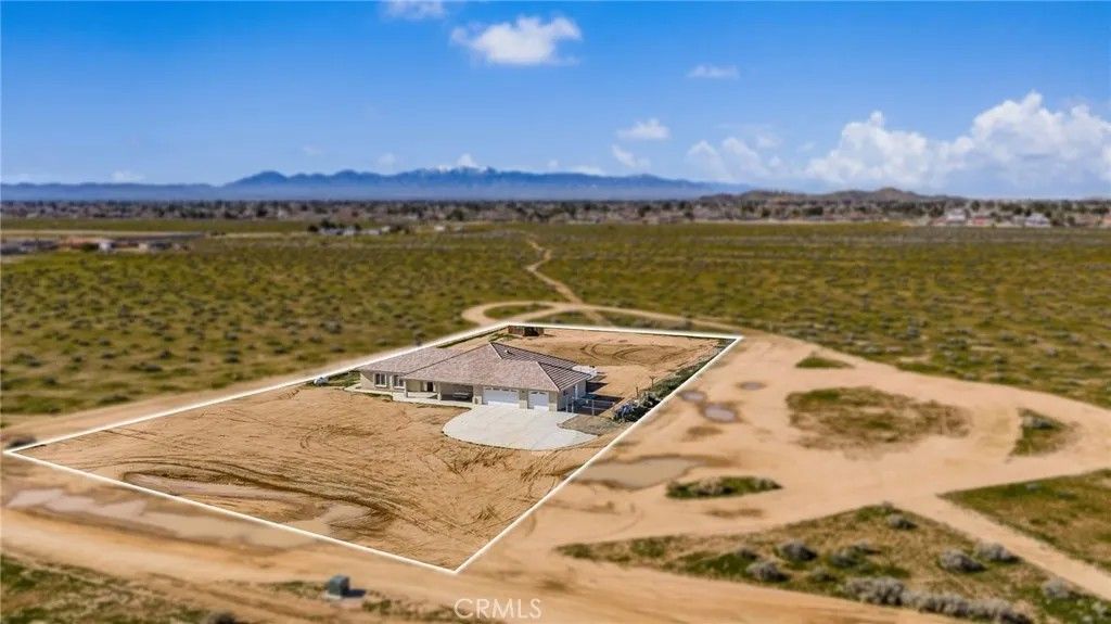 Photo of 15088 Mesquite Road, Apple Valley, CA 92307 (MLS # SR26012882)