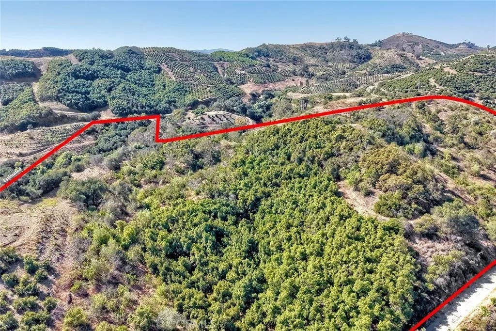 Photo of 2 Via De Los Robles, Temecula, CA 92590 (MLS # SW26186170)