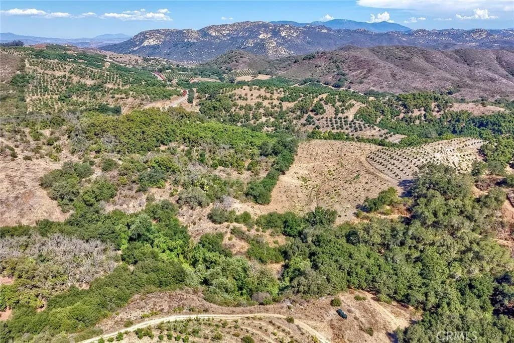 Photo of 2 Via De Los Robles, Temecula, CA 92590 (MLS # SW26186170)