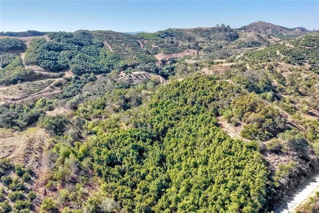 Photo of 2 Via De Los Robles, Temecula, CA 92590 (MLS # SW26186170)