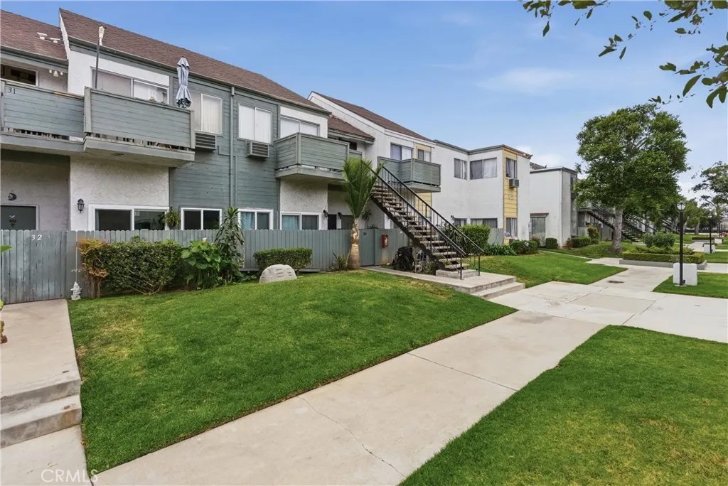 627 N Bristol 32