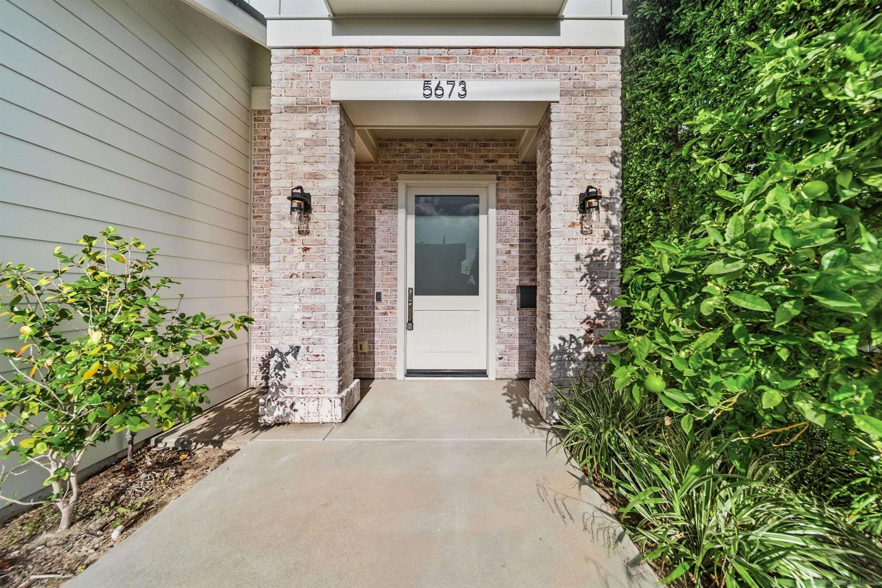 5673 Linda Rosa Ave