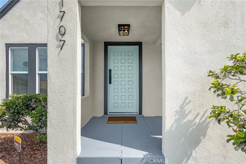 1707 W 65th Place