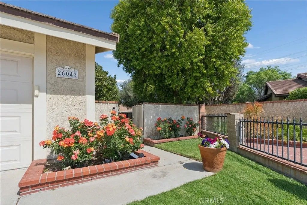 Photo of 26047 Palomita Dr, Valencia, CA 91355 (MLS # SR26066987)
