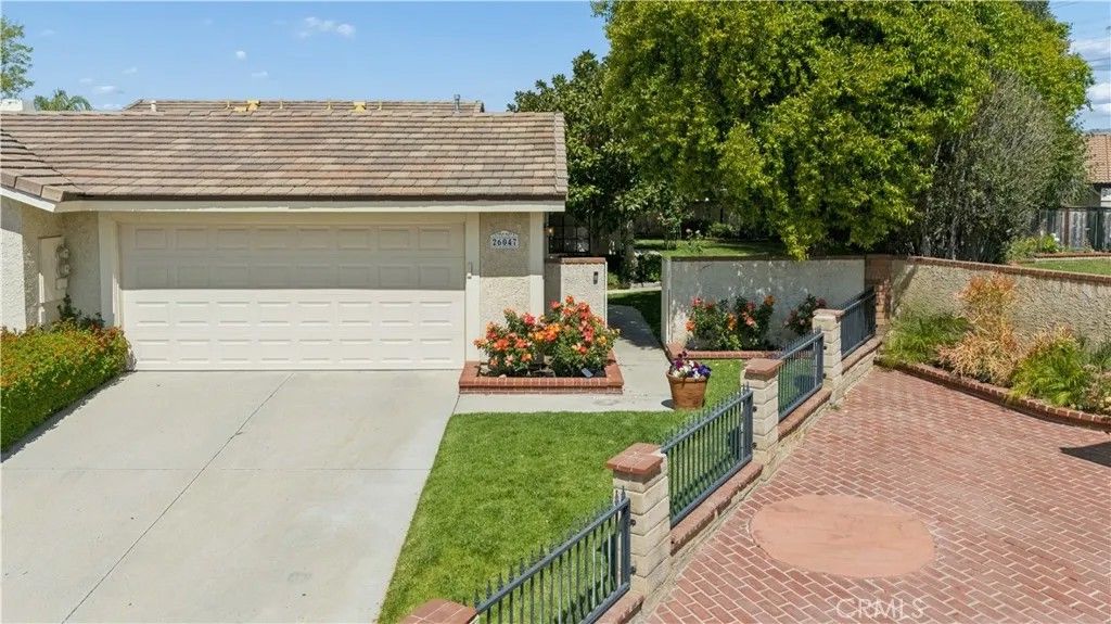 Photo of 26047 Palomita Dr, Valencia, CA 91355 (MLS # SR26066987)