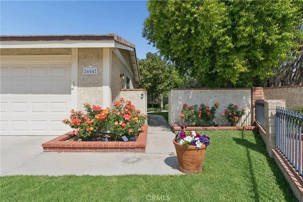 Photo of 26047 Palomita Dr, Valencia, CA 91355 (MLS # SR26066987)