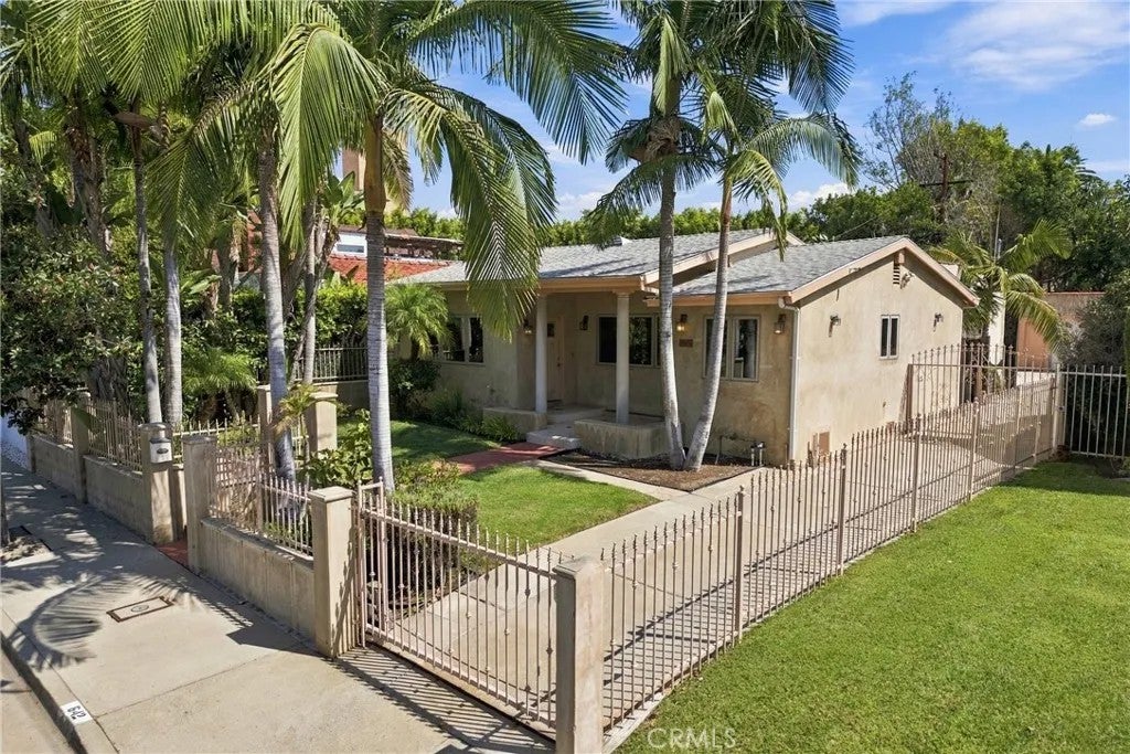 Photo of 642 N Crescent Heights Boulevard, Los Angeles, CA 90048 (MLS # SB26158248)