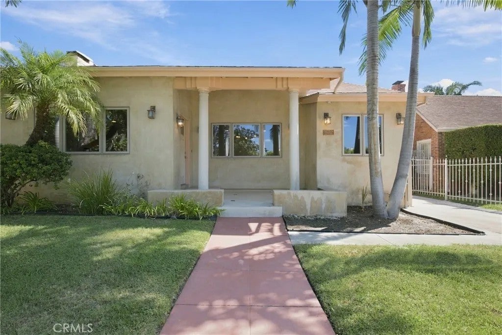 Photo of 642 N Crescent Heights Boulevard, Los Angeles, CA 90048 (MLS # SB26158248)