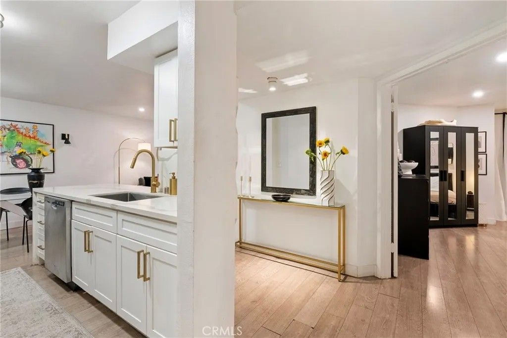 Photo of 906 N Doheny Dr #303, West Hollywood, CA 90069 (MLS # OC26017956)