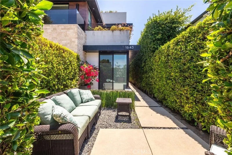 1643 S Carmelina
