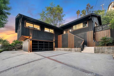 Photo of 5200 Don Pio Dr, Woodland Hills, CA 91364 (MLS # SR26046632)