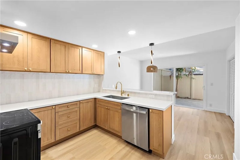 655 W 6th A