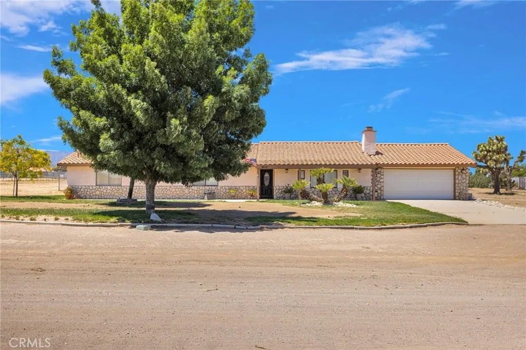 Photo of 9872 Aster RD, Oak Hills, CA 92344 (MLS # HD26099759)