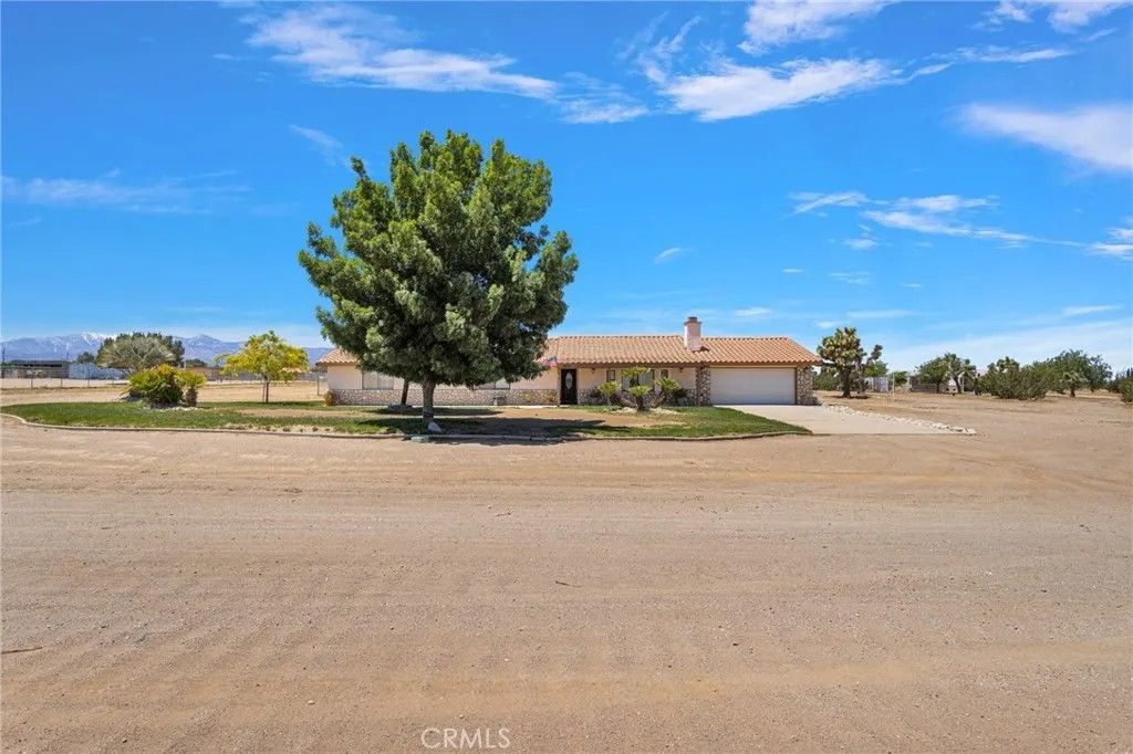 Photo of 9872 Aster RD, Oak Hills, CA 92344 (MLS # HD26099759)
