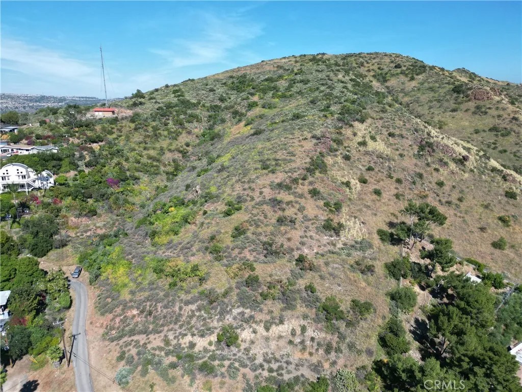 5242 E Lomita
