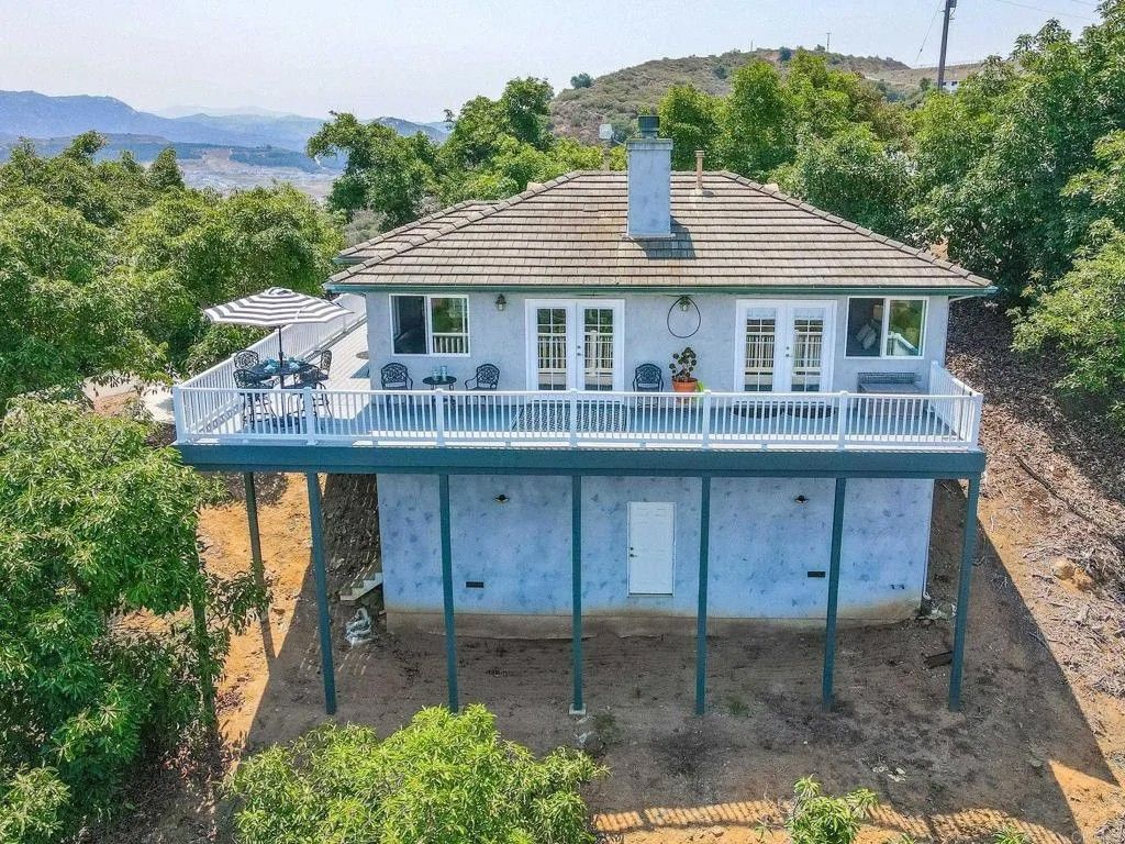 Photo of 2125 Puerto Del Mundo, Fallbrook, CA 92028 (MLS # NDP2509570)