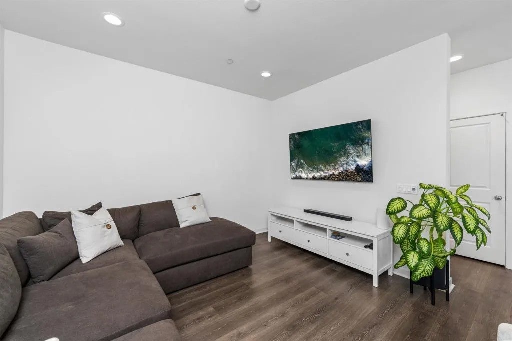 328 Waverunner Court