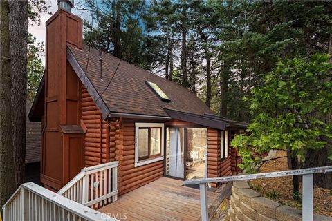 Photo of 788 Buckingham Square, Lake Arrowhead, CA 92352 (MLS # CV26031294)