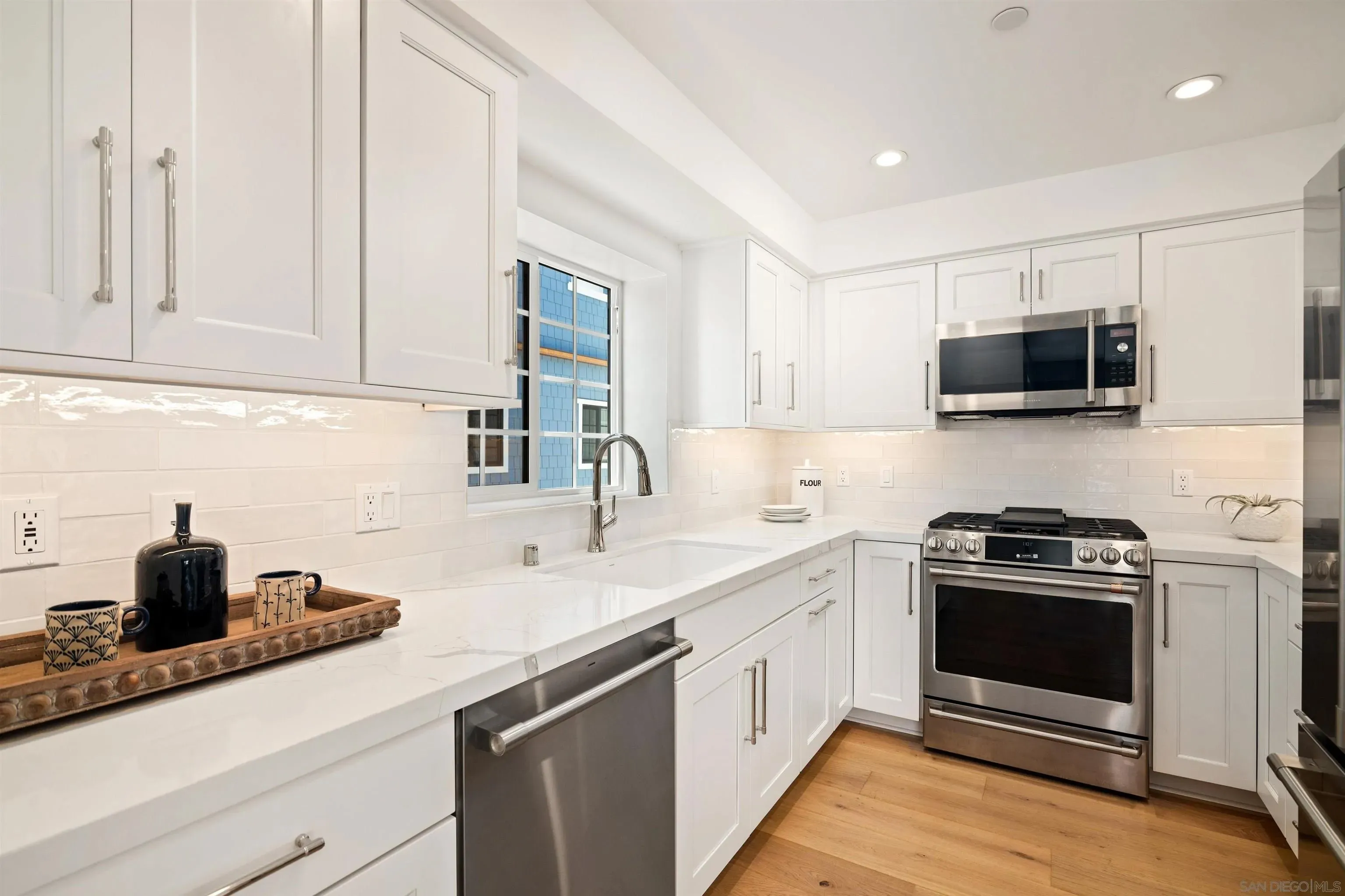 Coronado, California 92118, United States, 3 Bedrooms Bedrooms, ,4 BathroomsBathrooms,Residential,Active,159339