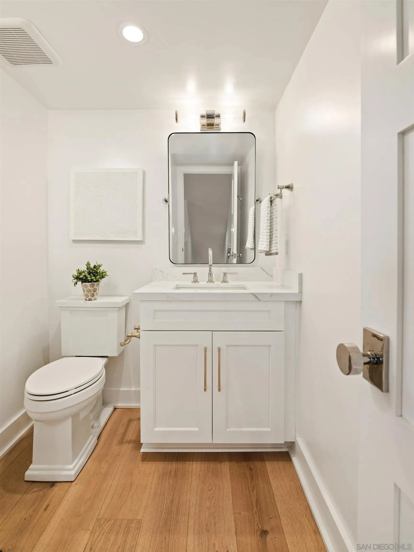 Coronado, California 92118, United States, 3 Bedrooms Bedrooms, ,4 BathroomsBathrooms,Residential,Active,159339