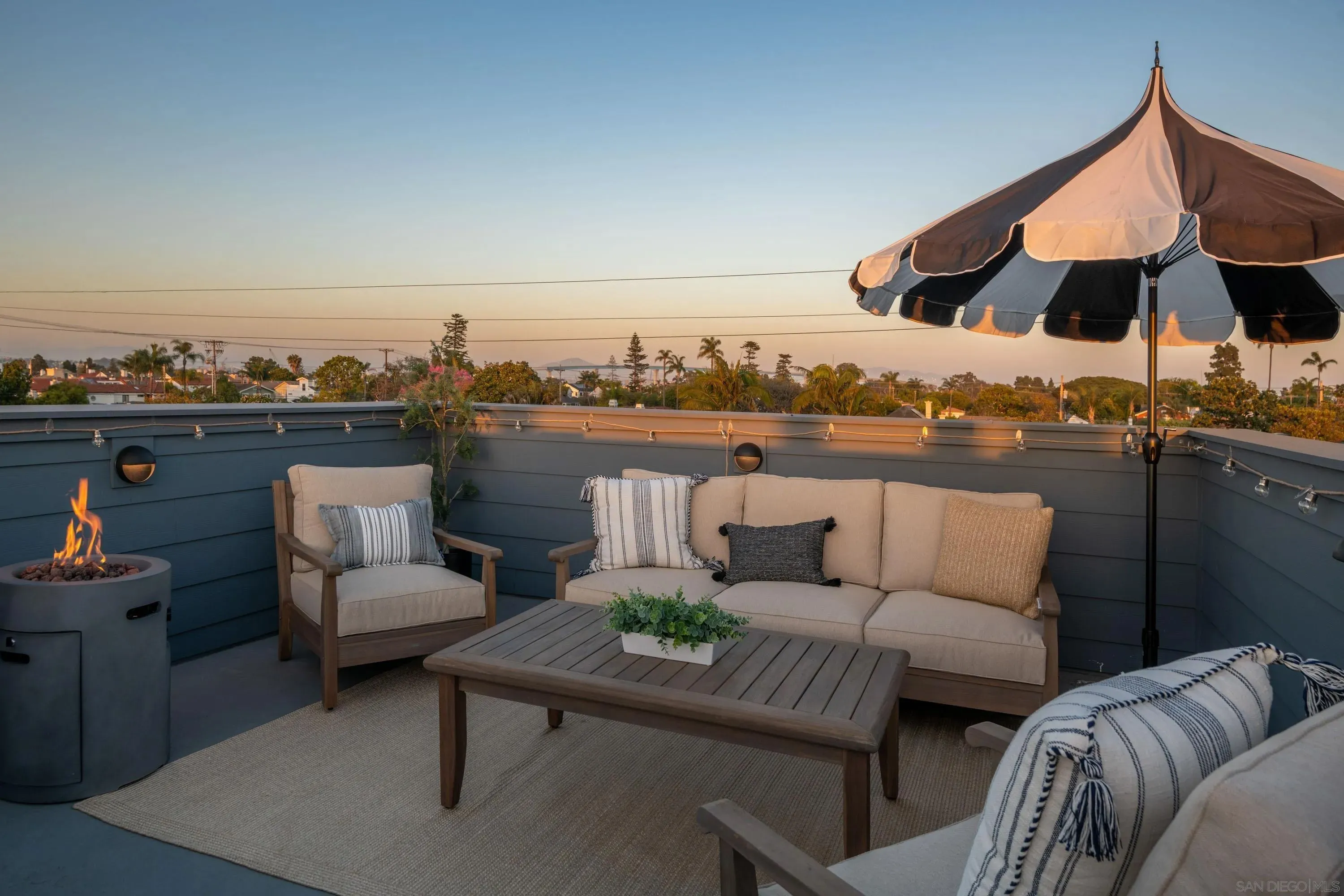 Coronado, California 92118, United States, 3 Bedrooms Bedrooms, ,4 BathroomsBathrooms,Residential,Active,159339