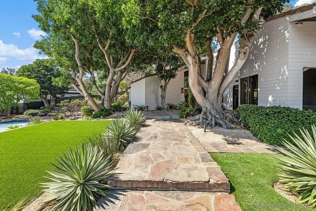 Photo of 2057 Hidden Crest Dr, El Cajon, CA 92019 (MLS # 250039978)