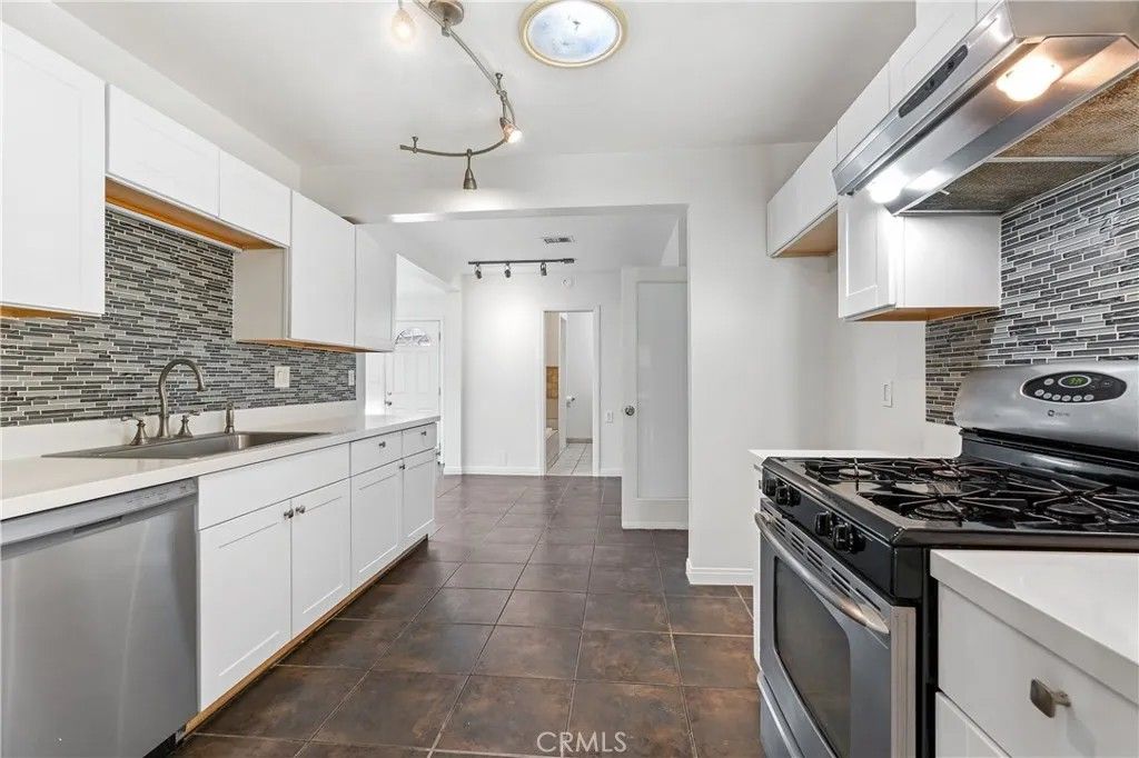 Photo of 17329 Burbank Boulevard, Encino, CA 91316 (MLS # SR25277597)