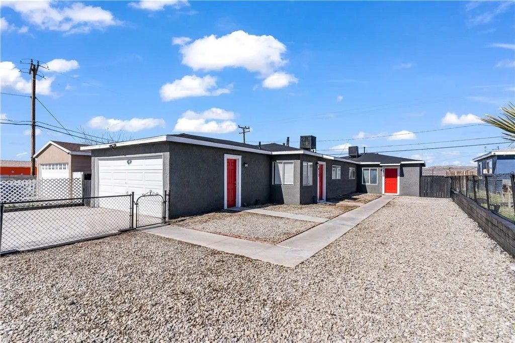 Photo of 813 E Fredricks Street, Barstow, CA 92311 (MLS # TR26044337)