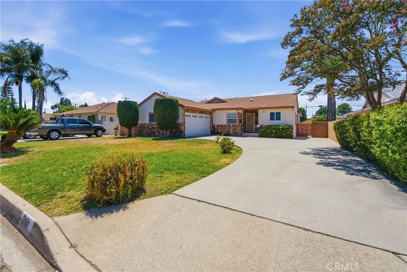 219 N Toland