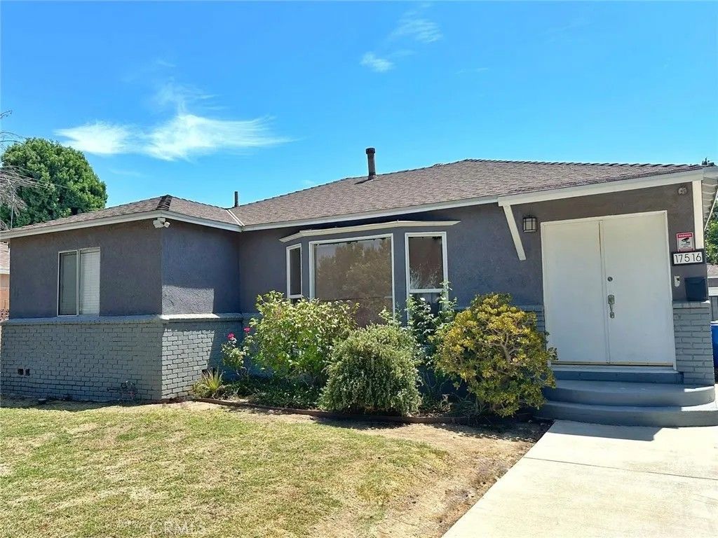 Photo of 17516 Lemay Street, Lake Balboa, CA 91406 (MLS # SR26072301)