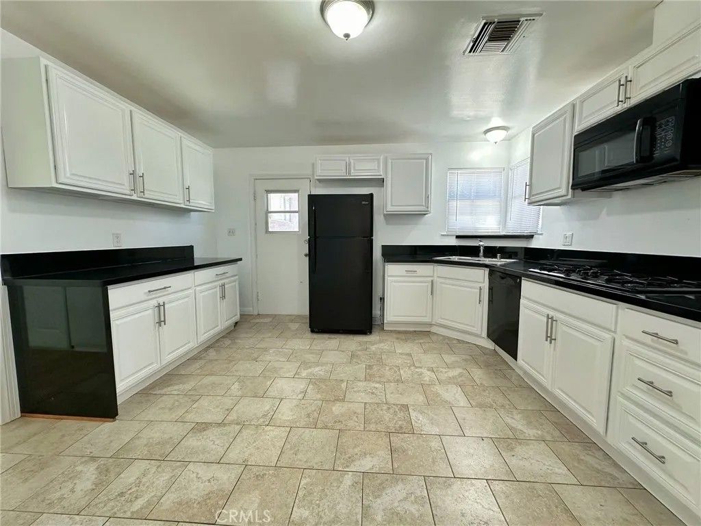 Photo of 17516 Lemay Street, Lake Balboa, CA 91406 (MLS # SR26072301)