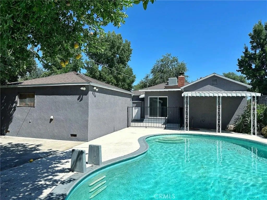Photo of 17516 Lemay Street, Lake Balboa, CA 91406 (MLS # SR26072301)