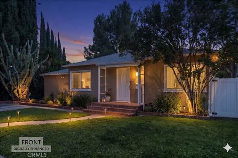 Photo of 17008 Hartland St, Lake Balboa, CA 91406 (MLS # SR26101312)