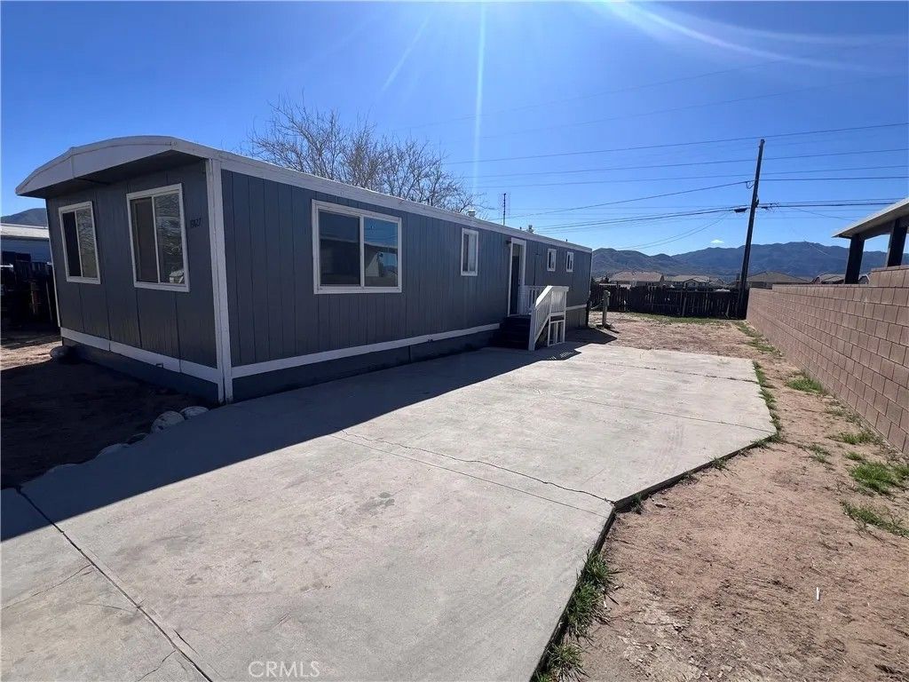 Photo of 19127 Danbury Ave, Hesperia, CA 92345 (MLS # IV26092141)