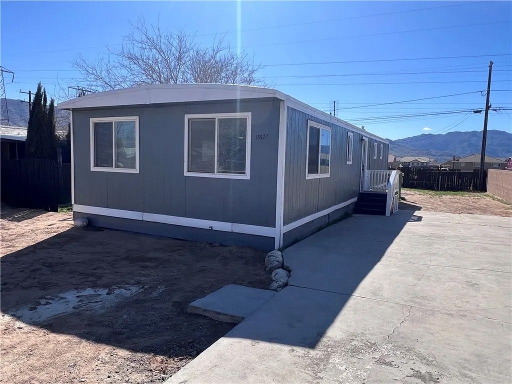Photo of 19127 Danbury Ave, Hesperia, CA 92345 (MLS # IV26092141)