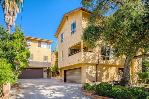 Photo of 2743 Hermosa Avenue #B, Glendale, CA 91020 (MLS # GD26001590)