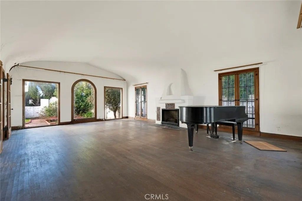 Photo of 1224 S Wilton Place, Los Angeles, CA 90019 (MLS # BB26007348)