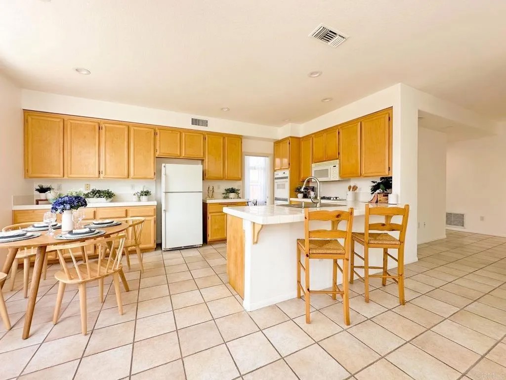 512 Bayona Loop