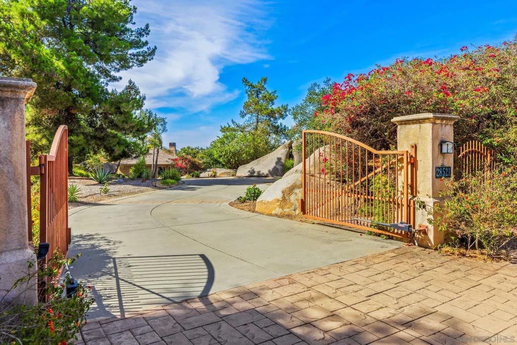 Photo of 28521 Gladstone Ct, Escondido, CA 92026 (MLS # 260018500)