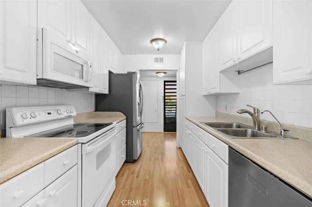 Photo of 5301 Balboa Boulevard #5B, Encino, CA 91316 (MLS # SR25273771)