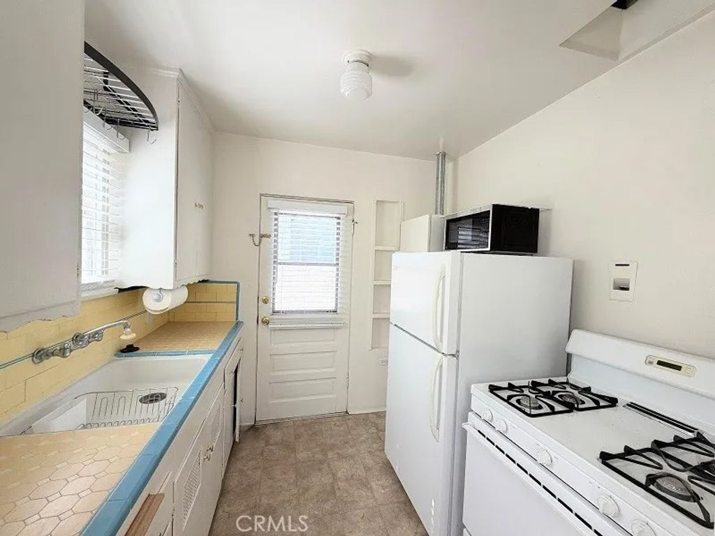 Photo of 141 N Kenwood Street #B, Burbank, CA 91505 (MLS # BB26083898)