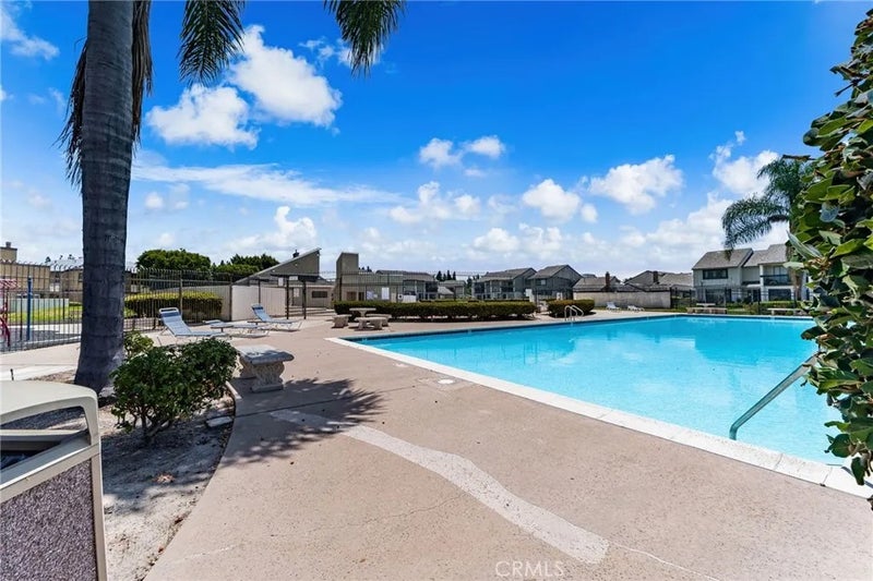 1435 W Cerritos 40