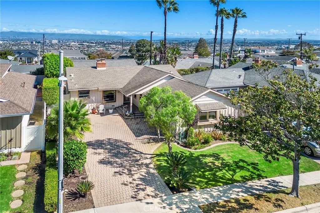 Photo of 5109 Paseo Del Pavon, Torrance, CA 90505 (MLS # SB25241441)