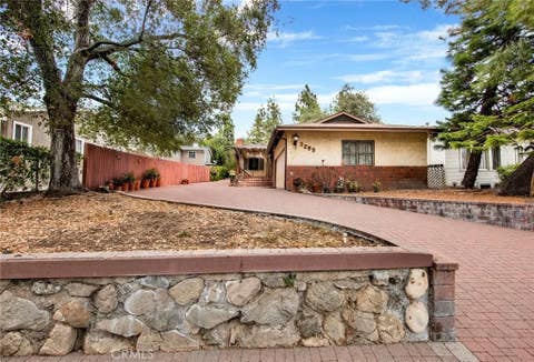 Photo of 3255 Montrose AVE, Glendale, CA 91214 (MLS # GD26177328)